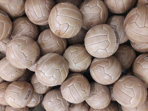 Balones de Fútbol Antiguos de Cuero, Balones Retro Vintage de Fútbol, Rugby, Baloncesto, Balonmano, con Guantes de Boxeo - Product Image 5