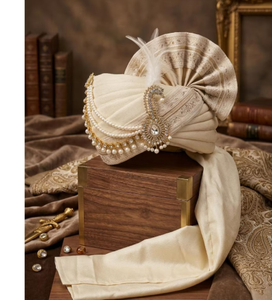 Safa Pagri en soie beige de luxe avec perles et cristaux, Kalgi paon pour tenue de marié - Product Image 2