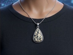 Pendentif en argent sterling 925 fait main en jaspe dalmatien naturel, forme goutte d'eau, bijou vintage pour femme - Product Image 1