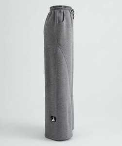 กางเกงวอร์มขายาวสีเทาทรงหลวมสำหรับทุกเพศ ยี่ห้อ ONETEN APPAREL เอวยางยืด มีเชือกผูก แต่งแพทช์ลายตัวอักษรที่ขากางเกงขวา สไตล์ฤดูใบไม้ร่วง - Product Image 2