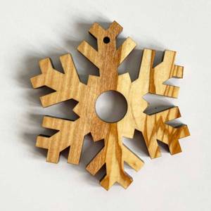 Ornement flocon de neige en bois à suspendre, décoration traditionnelle artisanale pour l'intérieur, cadeau pour la décoration de l'arbre de Noël par Curio Craft - Product Image 3