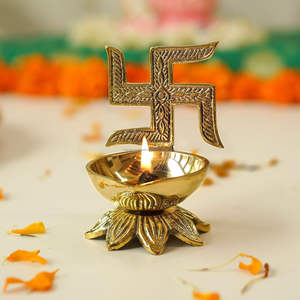 Diya de Latón Puro con Diseño de Swastika para Puja |   Diya, Símbolo Religioso para Sala de Oración, Templo, Mandir, Oficina - Product Image 3