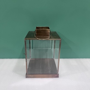 โคมไฟสี่เหลี่ยมทองเหลืองพร้อมแผงกระจกและมือจับโลหะสำหรับตกแต่งบ้าน - Product Image 4