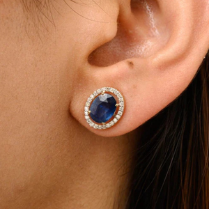 Boucles d'oreilles solitaires en or blanc 14 carats avec halo de diamants et saphirs - Product Image 1