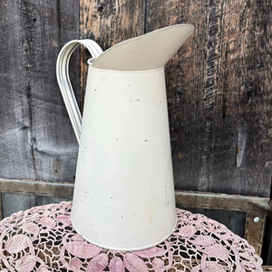 Carafe en métal blanc durable, idéale pour l'eau, les jus et l'usage domestique quotidien, au look vintage, vente en gros depuis l'Inde - Product Image 1