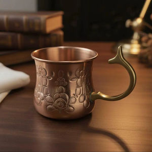 Tasse en cuivre gravée à motif floral, vaisselle élégante idéale pour le thé, le café, l'eau, le service des invités et la consommation à la maison, provenant d'Inde. - Product Image 1