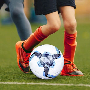 Ballon de football de haute qualité avec logo et design personnalisés, taille 5, pour entraînement et match, couleur bleu et blanc, pour le sport - Product Image 4