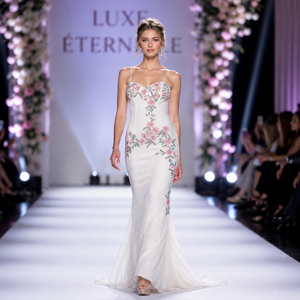 Robe de sirène blanche de luxe brodée de fleurs pour femmes |   Robe de soirée 3D Blossom Designer |   Robe élégante pour réception de mariage - Product Image 2