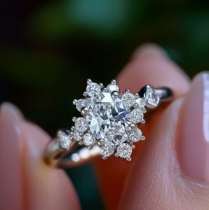 Anillo de Moissanita con Corte Ovalado en Plata de Ley 925, Anillo de Compromiso y Boda Solitario Clásico y Brillante de Lujo para Mujer - Product Image 2