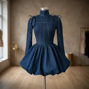 Vestido vaquero escultural de longitud mini, corte ajustado y acampanado, cuello simulado con lazo decorativo y cintas. - Product Image 2