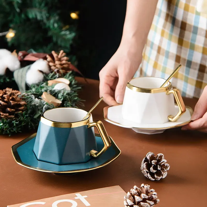 Tazza da tè in ceramica e piattino Set da caffè con cucchiaio manico in oro tazza da caffè pomeridiano britannica tazza da latte con bordo dorato succo d'acqua tazza da bere