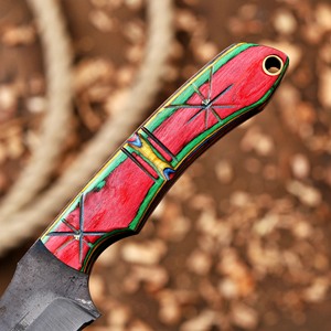 มีด EDC แบบใบตายติดกัน รุ่น Nordic Forge แบบกำหนดเองได้ พร้อมปลอกแบบ Pancake ขนาด 6 นิ้ว ปลายใบมีดแบบ Drop Point ด้ามจับทำจากไม้ Pakka เหมาะสำหรับการลอกหนัง การตั้งแคมป์ และการล่าสัตว์ - Product Image 5