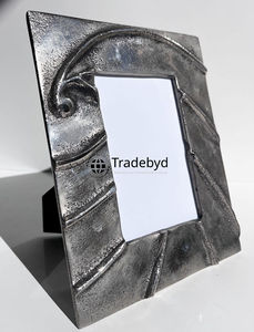 Cadre photo en métal élégant, accent décoratif de table par Tradebyd - Product Image 3