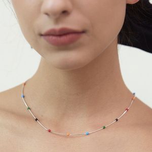 Collier ras du cou en perles de cristal bordeaux avec pendentif disque doré, fil faceté rouge foncé, pour femme, idéal pour les soirées et événements. - Product Image 2