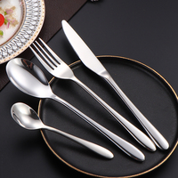 Ensemble de couverts de table classiques et fonctionnels UM STEEL en acier inoxydable – Cuillères, fourchettes, couteaux – Vaisselle équilibrée et écologique pour la maison