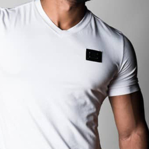 T-shirt pour homme blanc à col en V, coupe ajustée, manches courtes, en coton uni, décontracté, respirant, jersey tricoté, logo sur le devant - Product Image 4