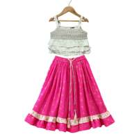 Ensemble élégant pour femme, haut court sans manches imprimé et orné, blanc et rose, avec lehenga longueur genou en polyester