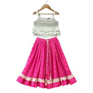 Conjunto de Lehenga Elegante para Mujer, Top Corto sin Mangas con Estampado Decorativo, Blanco y Rosa, Largo hasta la Rodilla, Poliéster - Product Image 1
