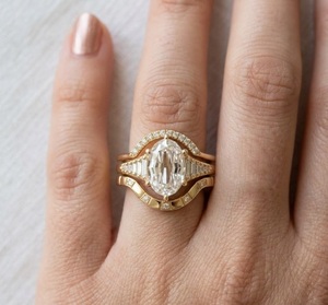 แหวนหมั้นเพชรทรงรีเจียระไนแบบสเต็ปคัท ทองคำแท้ 14K เพชรเลี้ยงในห้องปฏิบัติการ พร้อมเพชรทรงบาแก็ตต์ไล่ระดับ และชุดแหวนแต่งงานแบบวงโค้ง 2 วง - Product Image 3