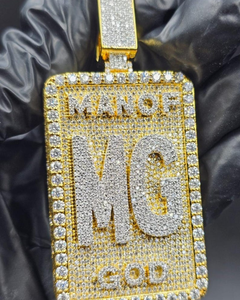 จี้เพชรโมอิสซาไนต์แบบกำหนดเองสองสี พร้อมอักษรย่อชื่อ จี้ฮิปฮอปเงินแท้ 925 ชุบทอง จี้แบบกำหนดเองสำหรับแร็ปเปอร์ จี้บลิงๆสำหรับผู้ชาย - Product Image 1