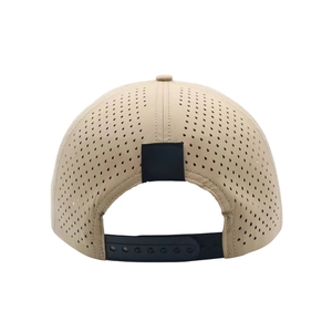 Gorra de golf impermeable y transpirable de fábrica, de 5 paneles, estructurada, con parche de silicona personalizado, visera plana y cuerda trenzada en la visera. - Product Image 6