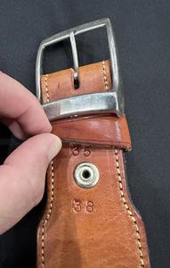 Cinturón de Cartuchos de Cuero de Grano Completo Hecho a Mano para Cazadores con Acabado Marrón Personalizado y Costuras Reforzadas - Product Image 4