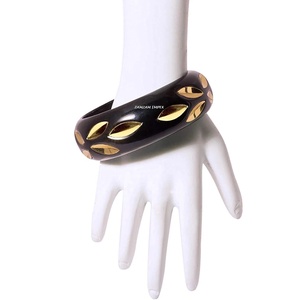 Bracelet en résine noir et blanc incrusté de feuilles de métal en laiton Bracelet de mode bicolore fait à la main pour femme - Product Image 1