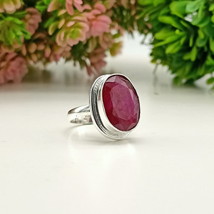 แหวนพลอยทับทิมสีชมพูธรรมชาติคลาสสิก หินประจำเดือนกรกฎาคม เงินแท้ 925 ทรงรี ประดับขอบแบบ Bezel สำหรับงานหมั้นและงานแต่งงาน - Product Image 2