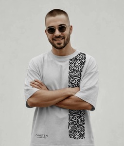 T-shirt blanc à manches courtes pour homme Oneten Apparel, coupe classique, col rond, avec impression de calligraphie arabe noire - Product Image 2