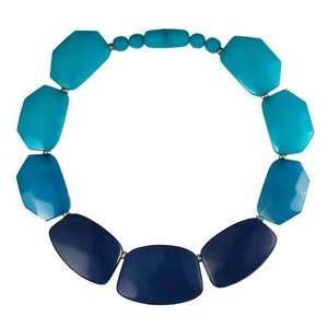 Collier artisanal en résine irrégulière avec perles bleues, rouges et vertes, bijou tendance fait main - Product Image 4