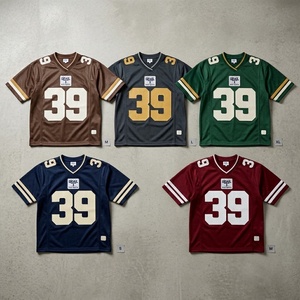 Maillot de football rétro surdimensionné personnalisé en maille, col en V, rayures marron et blanc, manches courtes, style vintage américain, t-shirt de sport pour homme - Product Image 3