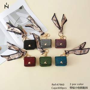 Porte-clés Angelina orné de diamants avec breloque foulard, 2 par couleur, boîte de 600 pièces - Product Image 3