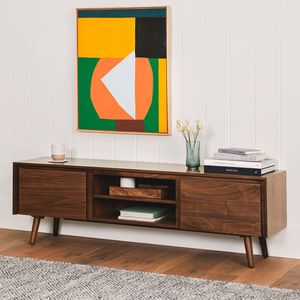 Meuble TV bas en bois massif finition noyer avec artisanat de qualité supérieure et construction durable pour salon moderne - Product Image 1