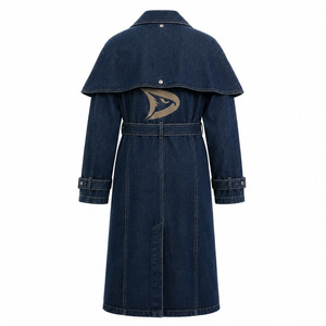 Abrigo de Mezclilla Cruzado Tipo Capa con Logo Personalizado, Gabardina Larga Unisex, Prenda Exterior Premium en Lavado Oscuro - Product Image 3