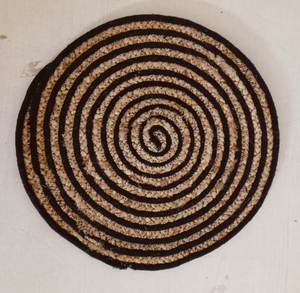 Salvamanteles espiral redondo hecho a mano con fibra natural de yute y algodón, ideal para mesas de comedor ecológicas en el hogar y restaurantes. - Product Image 4