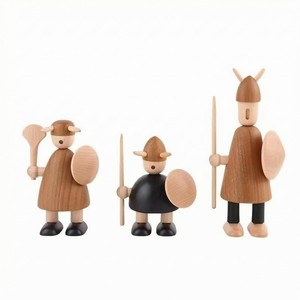 Figurine de maison traditionnelle en bois de pin - Peinte à la main, écologique, artisanale, durable, à suspendre au mur par Aqudus Saleem - Product Image 3