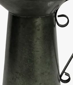 Jarra de metal galvanizado oscuro rústico – Florero vintage con asa de volute para decoración del hogar estilo granja al por mayor - Product Image 4