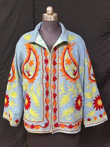 Chaquetas de Algodón Tejido Acolchado con Bordado Suzani |   Ropa Exterior Floral Hecha a Mano con Detalles Artísticos, Moda de Boutique, Compradores Mayoristas - Product Image 4