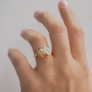Anillo Toi et Moi con Diamantes de Corte Oval y Pera en Oro Amarillo Sólido con Engaste Moderno Asimétrico de Dos Piedras y un Regalo Exquisito - Product Image 2