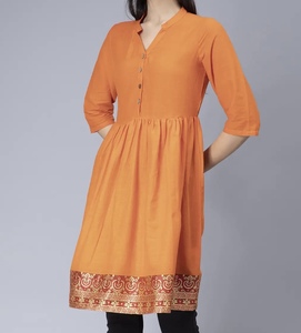 Vente Flash : Haut court tendance pour femme – Style estival ajusté et moulant, idéal pour un look décontracté, basique mais de haute qualité - Product Image 4