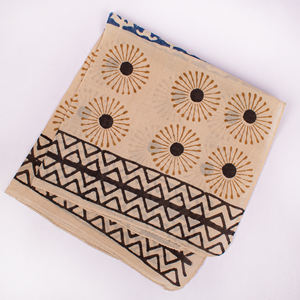 ผ้าพันคอทรงสี่เหลี่ยมพิมพ์ลายบล็อกทำมือระดับพรีเมียม สำหรับทุกเพศ ระบายอากาศได้ดี เป็นมิตรกับสิ่งแวดล้อม เนื้อผ้านุ่ม ยืดหยุ่นได้ ใช้ได้ทุกฤดู สำหรับพันคอ พันศีรษะ หรือพันหลัง - Product Image 6