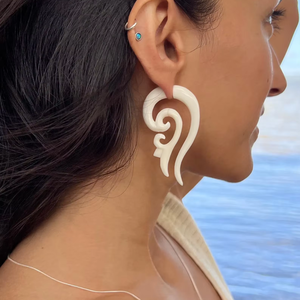 Pendientes de Hueso de Búfalo Natural – Joyería Boho Ligera con Colgantes Artesanales Naturales - Product Image 1