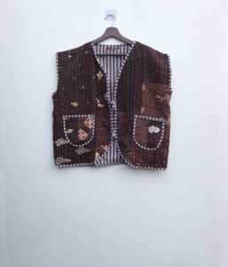 เสื้อกั๊กผ้าฝ้ายปักลายคันธาทำมือสุดหรูสำหรับผู้หญิง เสื้อแจ็คเก็ตสั้นสำหรับฤดูหนาว ดีไซน์แบบแพทช์เวิร์ค เสื้อคลุมสำหรับใส่ด้านนอก - Product Image 1