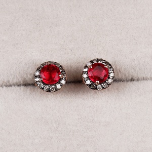 Vente en gros de boucles d'oreilles clous en argent sterling 925 plaqué or rose avec halo de diamants et rubis naturels ronds, Memoria Jewels - Product Image 1