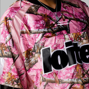 เสื้อเจอร์ซีย์อเมริกันฟุตบอลตาข่ายลายพรางสีชมพูขนาดใหญ่สำหรับผู้ชาย เนื้อผ้าโพลีเอสเตอร์ระบายอากาศได้ดี เสื้อทีมสตรีทแวร์ เสื้อยืดกีฬาแบบยูนิเซ็กซ์ - Product Image 6