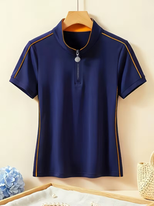 Polo d'été pour femme à col montant semi-zippé bleu marine, manches courtes, fermeture éclair métallique semi-ouverte, rayures fines contrastantes, coupe raglan - Product Image 6