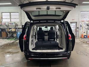 Chrysler Pacifica Touring L 2024, Minivan de 4 Puertas - Product Image 3