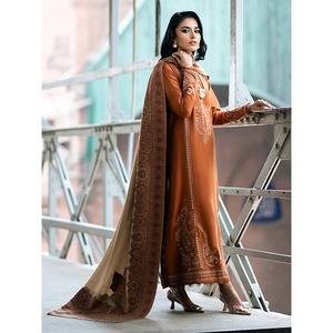 Elegante Traje de Mujer en Color Crema con Costuras Decorativas – Conjunto Premium de 3 Piezas en Algodón Bordado para el Verano - Product Image 3