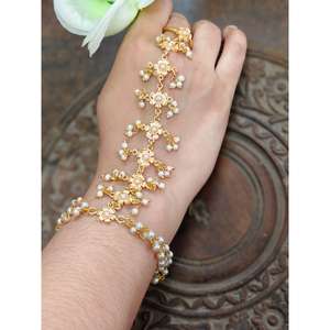 Nuevo diseño de flores en latón chapado en oro antiguo, hecho a mano, de última tendencia india, hathfool para mujeres y niñas. - Product Image 1