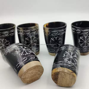 Verre à boire en corne de boeuf noire naturelle avec motif gravé blanc par Tayyab Handicraft - Product Image 3